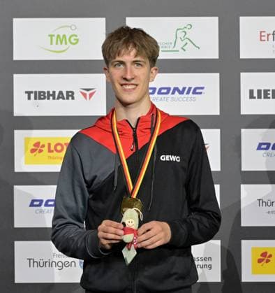 Sport Themen der Woche KW23 Sport Bilder des Tages Lleyton Ullmann (TSV Sasel) gewinnt bei den Deutschen Meisterschaften der Jugend 19 in Erfurt das Jungen-Einzel. Deutsche Tischtennis-Finals 2025 - Messe Erfurt, 7. Juni: Lleyton Ullmann (TSV Sasel) gewinnt bei den Deutschen Meisterschaften der Jugend 19 in Erfurt das Jungen-Einzel. Bei den 2. Deutschen Tischtennis-Finals werden die Deutschen Meisterschaften der Damen und Herren, der Jugend 15 und Jugend 19, der Senioren und der Amateure (Leistungsklassen A, B, C) in Erfurt ausgetragen. Insgesamt gehen vom 6. bis 9. Juni 1.000 Teilnehmer in den Messehallen an den Start Erfurt Messe Erfurt Thüringen Deutschland *** Lleyton Ullmann TSV Sasel wins the boys singles at the German Youth 19 Championships in Erfurt German Table Tennis Finals 2025 Messe Erfurt, June 7 Lleyton Ullmann TSV Sasel wins the boys singles at the German Youth 19 Championships in Erfurt The 2 German Table Tennis Finals will host the German Championships for men and women, the youth 15 and youth 19, the seniors and the amateurs performance classes A, B, C will be held in Erfurt From June 6 to 9, a total of 1,000 participants will be competing in the exhibition halls Erfurt Messe Erfurt Thuringia Germany