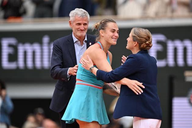 2025 Roland-Garros - Day 14 PARIS, FRANCE - JUNE 7: Aryna Sabalenka is flanked by French Tennis Federation s President Gilles Moretton and Former Belgian tennis player Justine Henin, holds her second-placed trophy after losing her women s singles final match against Coco Gauff (not seen) during the Women s Singles final match on Day 14 of the 2025 French Open at Court Philippe-Chatrier in Paris, France on June 7, 2025. Mustafa Yalcin Anadolu Paris France. Editorial use only. Please get in touch for any other usage.  Copyright: x2025xAnadoluxMustafaxYalcinx