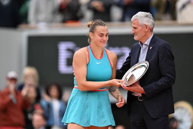 2025 Roland-Garros - Day 14 PARIS, FRANCE - JUNE 7: Aryna Sabalenka is flanked by French Tennis Federation s President Gilles Moretton and Former Belgian tennis player Justine Henin, holds her second-placed trophy after losing her women s singles final match against Coco Gauff (not seen) during the Women s Singles final match on Day 14 of the 2025 French Open at Court Philippe-Chatrier in Paris, France on June 7, 2025. Mustafa Yalcin Anadolu Paris France. Editorial use only. Please get in touch for any other usage.  Copyright: x2025xAnadoluxMustafaxYalcinx