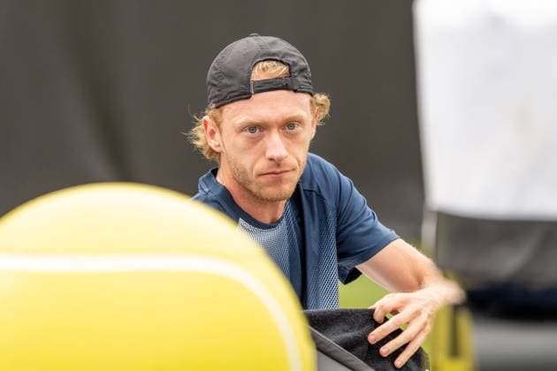 Max Wiskandt blickt waehrend einer Pause zu seinem Gegner Yannick Hanfmann rueber, Max Wiskandt vs. Yannick Hanfmann, Tennis, ATP, Tennis Herren Turnier, Boss-Open, Court No. 1, Qualifikation, 07.06.2025, Max Wiskandt vs. Yannick Hanfmann, Tennis, ATP-Turnier, Boss-Open, Court No. 1, Qualifikation, 07.06.2025, Stuttgart Copyright: xEibner-Pressefoto EdwardxCheungx EP_ECG