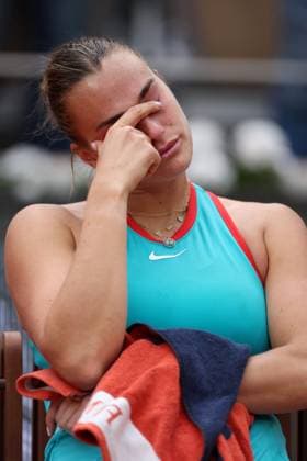 Sport Themen der Woche KW23 Sport Bilder des Tages Aryna Sabalenka of Belarus frustrated French Open Tennis, Day Fourteen, Tennis, Roland Garros, Paris, France - 07 Jun 2025 EDITORIAL USE ONLY No use with unauthorised audio, video, data, fixture lists, club league logos or live services. Online in-match use limited to 120 images, no video emulation. No use in betting, games or single club league player publications.  Copyright: xEllaxLing Shutterstockx 15346222ar