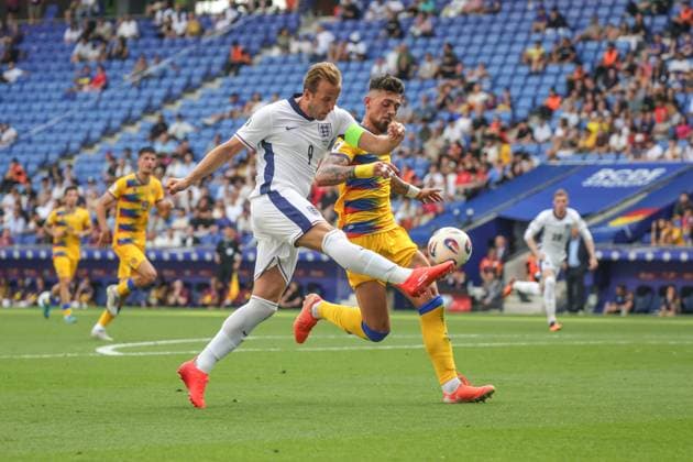 Spain - FIFA World Cup, WM, Weltmeisterschaft, Fussball 2026 European Qualifier - Andorra vs England - 07 06 2025 SPAIN, BARCELONA, JUNE 07. Harry Kane of England kicks the ball under pressure fromChristian Garcia of Andorra during the FIFA World Cup 2026 European Qualifier Group K football match between Andorra and England at RCDE Stadium on June 07, 2025 in Barcelona, Spain. Photo by Manuel Blondeau AOP.Press Barcelona RCDE Stadium Catalunya Spain Copyright: x ManuelxBlondeau AOP.Pressx 20250607 001