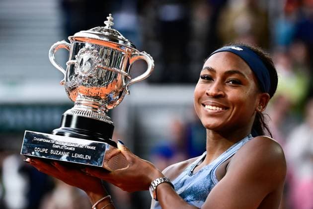Sport Themen der Woche KW23 Sport Bilder des Tages TENNIS : Roland Garros 2025 - Internationaux de France - 07 06 2025 Coco Gauff ( USA ) celebrates with the trophy after with her family during the 2025 French Open at Roland Garros on Juin 07 , 2025 in Paris, France. ( Photo Dante Badano PSNewz ) - ParisFrance  Copyright: xx