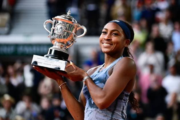 TENNIS : Roland Garros 2025 - Internationaux de France - 07 06 2025 Coco Gauff ( USA ) celebrates with the trophy after with her family during the 2025 French Open at Roland Garros on Juin 07 , 2025 in Paris, France. ( Photo Dante Badano PSNewz ) - ParisFrance  Copyright: xx