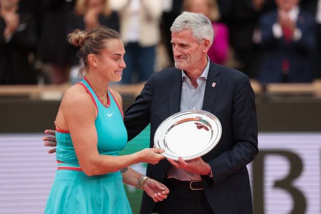 FFT Praesident Gilles Moretton gratuliert der Finalistin Aryna Sabalenka, Siegerehrung, Presentation Tennis - French Open 2025 - Roland Garros - Paris - - France - 7 June 2025. Copyright: xJuergenxHasenkopfx