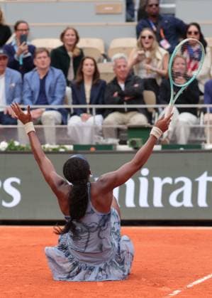 Coco Gauff jubelt nach dem Sieg und laesst sich auf den Bode, fallen, Jubel, Freude, Emotion Tennis - French Open 2025 - Roland Garros - Paris - - France - 7 June 2025. Copyright: xJuergenxHasenkopfx