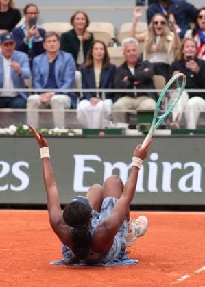 Coco Gauff jubelt nach dem Sieg und laesst sich auf den Bode, fallen, Jubel, Freude, Emotion Tennis - French Open 2025 - Roland Garros - Paris - - France - 7 June 2025. Copyright: xJuergenxHasenkopfx