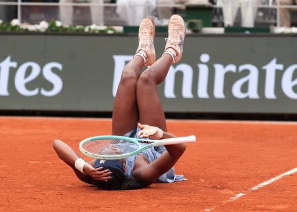 Coco Gauff jubelt nach dem Sieg und laesst sich auf den Bode, fallen, Jubel, Freude, Emotion Tennis - French Open 2025 - Roland Garros - Paris - - France - 7 June 2025. Copyright: xJuergenxHasenkopfx