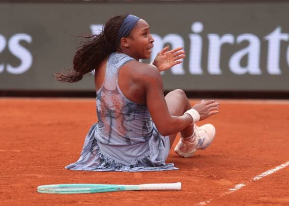 Coco Gauff jubelt nach dem Sieg und laesst sich auf den Bode, fallen, Jubel, Freude, Emotion Tennis - French Open 2025 - Roland Garros - Paris - - France - 7 June 2025. Copyright: xJuergenxHasenkopfx