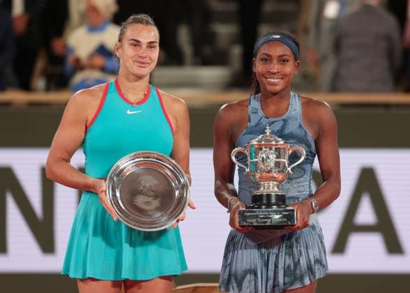 Finalistin Aryna Sabalenka und die Siegerin Coco Gauff mit dem Pokal, Trophy, Siegerehrung, Presentation Tennis - French Open 2025 - Roland Garros - Paris - - France - 7 June 2025. Copyright: xJuergenxHasenkopfx