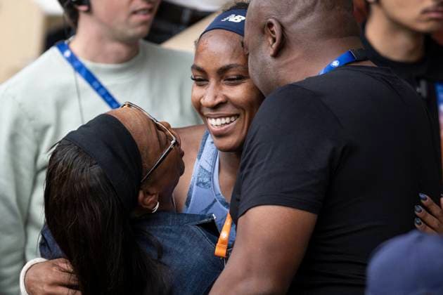 Coco Gauff remporte son premier titre lors de la Finale des internationaux de France de Tennis de Roland Garros 2025 (Jour 14) Coco Gauff célèbre avec sa mère Candi Gauff et son père Corey Gauff après sa victoire - Coco Gauff remporte son premier titre lors de la Finale des internationaux de France de Tennis de Roland Garros 2025 (Jour 14), à Paris, France, le 7 juin 2025. Cyril Moreau Bestimage Coco Gauff wins her first title at the 2025 Roland Garros French Open Final (Day 14) in Paris, France, on June 7, 2025. Cyril Moreau Bestimage Paris France  Copyright: xCYRILxMOREAUx xBESTIMAGExCYRILxMOREAUx xBESTIMAGEx