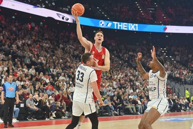 Johannes VOIGTMANN (FCB), Aktion,Zweikampf gegen Ryan MIKESELL (HD),re:Michael WEATHERS (HD). Basketball BBL,Saison 2024 2025 ,3.Play Off Halbfinale FC Bayern Muenchen-MLP Academics Heidelberg am 07.06.2025, S A P G A R D EN
