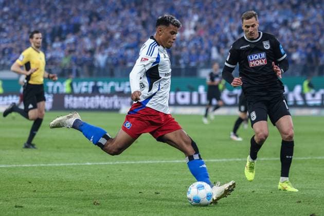 Fußball 2. Bundesliga 33. Spieltag Hamburger SV - SSV Ulm 1846 Fußball am 10.05.2025 im Volksparkstadion in Hamburg Ransford Königsdörffer ( Hamburg ), links - Dennis Dressel ( Ulm ), rechts DFL regulations prohibit any use of photographs as image sequences and or quasi-video.