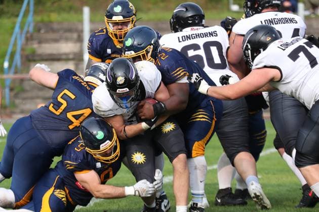 Sport Themen der Woche KW23 Sport Bilder des Tages GFL2: Leipzig Lions vs. Langenfeld Longhorns, 07.06.25 Yannick Wenzel ( 36, Langenfeld Longhorns) wird von mehreren Leipzigern attackiert. German Football League 2 Gruppe Nord, Saison 2025: Leipzig Lions vs. Langenfeld Longhorns am 07.06.25 im Sportpark Camillo Ugi, Markkleeberg. *** GFL2 Leipzig Lions vs Langenfeld Longhorns, 07 06 25 Yannick Wenzel 36, Langenfeld Longhorns is attacked by several Leipzig players German Football League 2 Group North, Season 2025 Leipzig Lions vs Langenfeld Longhorns on 07 06 25 at Sportpark Camillo Ugi, Markkleeberg Copyright: xBEAUTIFULxSPORTS JanxKaeferx