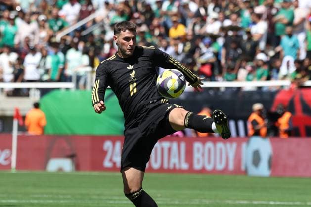 Salt Lake City, USA, June 7th 2025: Santiago Gimenez (11 Mexico) controls the ball during the International Friendly, Länderspiel, Nationalmannschaft football match between Mexico and Switzerland at Rice-Eccles Stadium in Salt Lake City, USA. (Rob Gray SPP)  Copyright: xRobxGrayx xSPPx spp-en-RoGrSp-ROB13151
