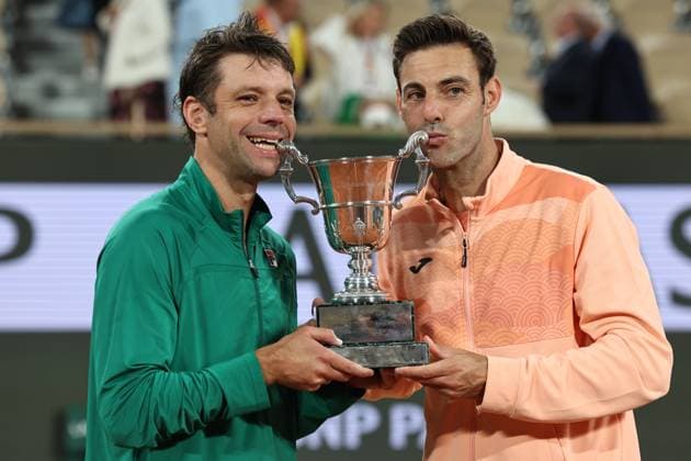 Sport Themen der Woche KW23 Sport Bilder des Tages (250608) -- PARIS, June 8, 2025 -- Winners Marcel Granollers (R) Horacio Zeballos pose with the trophy during the awarding ceremony after the men s doubles final match between Marcel Granollers of Spain Horacio Zeballos of Argentina and Joe Salisbury Neal Skupski of Britain at the French Open tennis tournament at Roland Garros, Paris, France, June 7, 2025. ) (SP)FRANCE-PARIS-TENNIS-FRENCH OPEN-MEN S DOUBLES-FINAL LixJing 