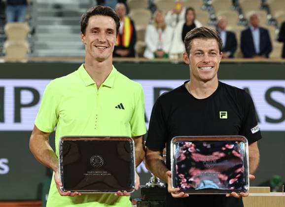 (250608) -- PARIS, June 8, 2025 -- Runners-up Joe Salisbury (L) Neal Skupski pose with their trophies during the awarding ceremony after the men s doubles final match between Marcel Granollers of Spain Horacio Zeballos of Argentina and Joe Salisbury Neal Skupski of Britain at the French Open tennis tournament at Roland Garros, Paris, France, June 7, 2025. ) (SP)FRANCE-PARIS-TENNIS-FRENCH OPEN-MEN S DOUBLES-FINAL LixJing 