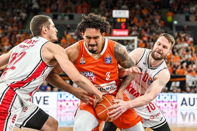 Sport Themen der Woche KW23 Sport Bilder des Tages GER, BBL, Playoffs, ratiopharm Ulm vs FIT One Würzburg Baskets 07.06.2025, ratiopharm arena, Neu-Ulm, GER, BBL, Playoffs, ratiopharm Ulm vs FIT One Würzburg Baskets, im Bild Kampf um den Ball, Lukas Wank (Wuerzburg, 22), Marcio Santos (Ulm, 3), Fabian Bleck (Wuerzburg, 10) *** GER, BBL, Playoffs, ratiopharm Ulm vs FIT One Würzburg Baskets 07 06 2025, ratiopharm arena, Neu Ulm, GER, BBL, Playoffs, ratiopharm Ulm vs FIT One Würzburg Baskets, in the picture fight for the ball, Lukas Wank Wuerzburg, 22 , Marcio Santos Ulm, 3 , Fabian Bleck Wuerzburg, 10 nordphotoxGmbHx xHafner nph00200