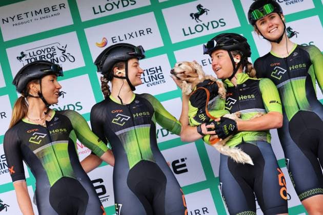 2025 Lloyds Tour of Britain Women Picture by Alex Whitehead SWpix.com - 08 06 2025 - Cycling - UCI Women s World Tour - 2025 Lloyds Tour of Britain Women - Stage 4: The Glasgow Stage - Team Presentation - Hess Cycling Team with Grace Lister and her dog Molly Copyright: x xSWpix.comx(t axPhotographyxHubxLtd)xAlexxWhitehead SWpix.comx SWP-2944-0241