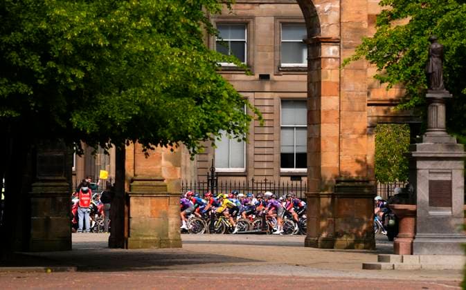 2025 Lloyds Tour of Britain Women Picture by Olly Hassell SWpix.com - 08 06 2025 - Cycling - UCI Women s World Tour - 2025 Lloyds Tour of Britain Women - Stage 4: The Glasgow Stage - The Peloton roll though the streets of Glasgow Copyright: x xSWpix.comx(t axPhotographyxHubxLtd)xOllyxHassell SWpix.comx SWP-2944-0284