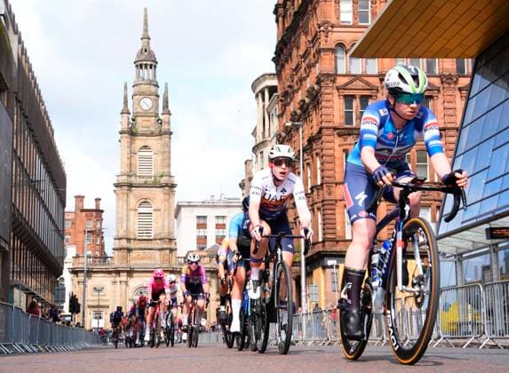 2025 Lloyds Tour of Britain Women Picture by Olly Hassell SWpix.com - 08 06 2025 - Cycling - UCI Women s World Tour - 2025 Lloyds Tour of Britain Women - Stage 4: The Glasgow Stage - Elynor Bäckstedt (UAE Team ADQ) Copyright: x xSWpix.comx(t axPhotographyxHubxLtd)xOllyxHassell SWpix.comx SWP-2944-0292