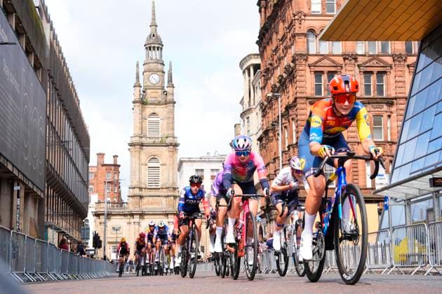 Sport Themen der Woche KW23 Sport Bilder des Tages 2025 Lloyds Tour of Britain Women Picture by Olly Hassell SWpix.com - 08 06 2025 - Cycling - UCI Women s World Tour - 2025 Lloyds Tour of Britain Women - Stage 4: The Glasgow Stage - The Peloton goes through the streets of Glasgow Copyright: x xSWpix.comx(t axPhotographyxHubxLtd)xOllyxHassell SWpix.comx SWP-2944-0293