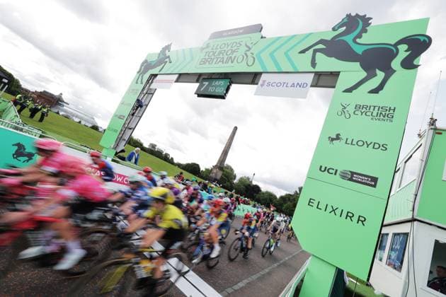 2025 Lloyds Tour of Britain Women Picture by Alex Whitehead SWpix.com - 08 06 2025 - Cycling - UCI Women s World Tour - 2025 Lloyds Tour of Britain Women - Stage 4: The Glasgow Stage - The Peloton ride through the finish line with 7 laps to go Copyright: x xSWpix.comx(t axPhotographyxHubxLtd)xAlexxWhitehead SWpix.comx SWP-2944-0301
