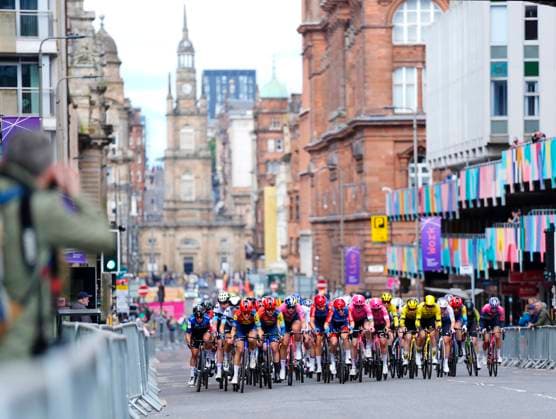2025 Lloyds Tour of Britain Women Picture by Olly Hassell SWpix.com - 08 06 2025 - Cycling - UCI Women s World Tour - 2025 Lloyds Tour of Britain Women - Stage 4: The Glasgow Stage - The Peloton go through the streets of Glasgow Copyright: x xSWpix.comx(t axPhotographyxHubxLtd)xOllyxHassell SWpix.comx SWP-2944-0304