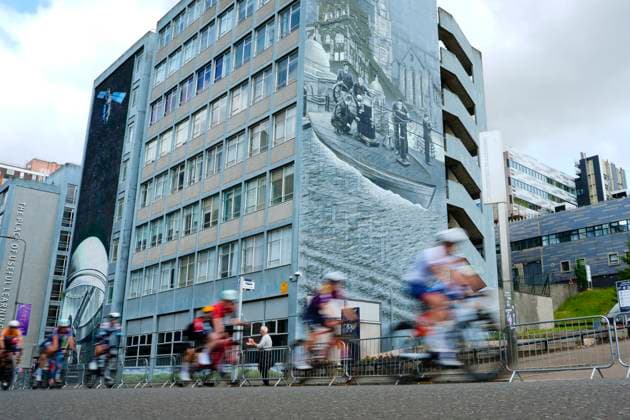 2025 Lloyds Tour of Britain Women Picture by Olly Hassell SWpix.com - 08 06 2025 - Cycling - UCI Women s World Tour - 2025 Lloyds Tour of Britain Women - Stage 4: The Glasgow Stage - The Peloton go past some art work on the side of a building Copyright: x xSWpix.comx(t axPhotographyxHubxLtd)xOllyxHassell SWpix.comx SWP-2944-0306
