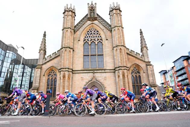 2025 Lloyds Tour of Britain Women Picture by Olly Hassell SWpix.com - 08 06 2025 - Cycling - UCI Women s World Tour - 2025 Lloyds Tour of Britain Women - Stage 4: The Glasgow Stage - The Peloton Copyright: x xSWpix.comx(t axPhotographyxHubxLtd)xOllyxHassell SWpix.comx SWP-2944-0320
