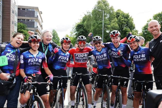 2025 Lloyds Tour of Britain Women Picture by Alex Whitehead SWpix.com - 08 06 2025 - Cycling - UCI Women s World Tour - 2025 Lloyds Tour of Britain Women - Stage 4: The Glasgow Stage - Ally Wollaston (FDJ - SUEZ) reacts with her team after winning the general classification Copyright: x xSWpix.comx(t axPhotographyxHubxLtd)xAlexxWhitehead SWpix.comx SWP-2944-0347