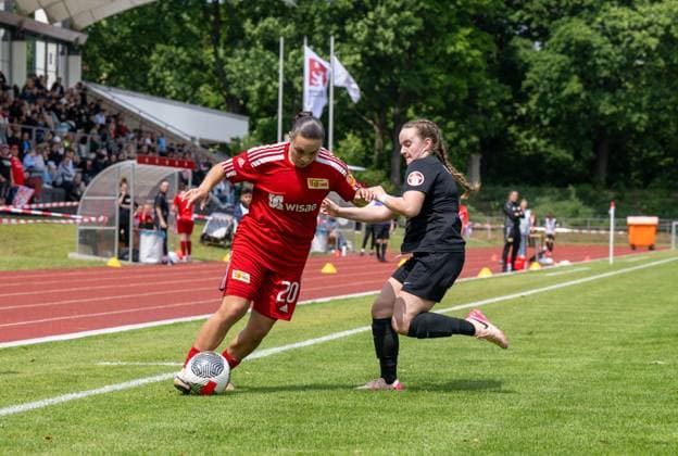 Fußball, 2. Frauen, Saison 2024 2025, BFV-Pokal Polytan-Pokal (Finale), 1. FC Union Berlin U23 FC Viktoria 89 U20, v. l. Lina Krauss (1. FC Union II), Lauryn Bossert, 08.06. 2025, Copyright: xMatthiasxKochx