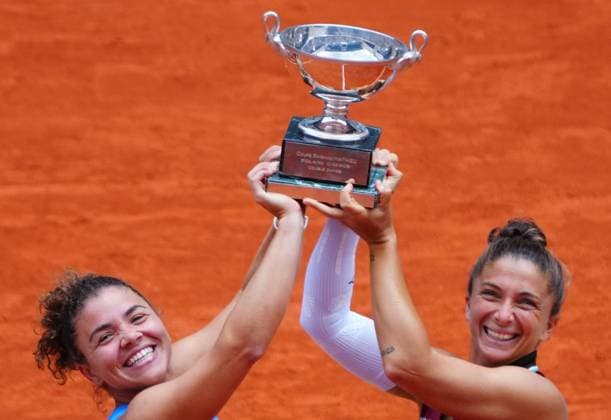 Sport Themen der Woche KW23 Sport Bilder des Tages Jasmine Paolini and Sara Errani celebrate winning the Ladies Doubles title French Open Tennis, Day Fifteen, Tennis, Roland Garros, Paris, France - 08 Jun 2025 EDITORIAL USE ONLY No use with unauthorised audio, video, data, fixture lists, club league logos or live services. Online in-match use limited to 120 images, no video emulation. No use in betting, games or single club league player publications.  Copyright: xJavierxGarcia Shutterstockx 15346224b