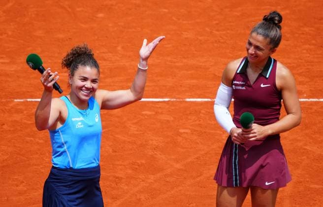 Jasmine Paolini praises Sara Errani in her final tournament French Open Tennis, Day Fifteen, Tennis, Roland Garros, Paris, France - 08 Jun 2025 EDITORIAL USE ONLY No use with unauthorised audio, video, data, fixture lists, club league logos or live services. Online in-match use limited to 120 images, no video emulation. No use in betting, games or single club league player publications. Copyright: xJavierxGarcia Shutterstockx 15346224c