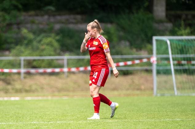 Fußball, 2. Frauen, Saison 2024 2025, BFV-Pokal Polytan-Pokal (Finale), 1. FC Union Berlin U23 FC Viktoria 89 U20, Josephine Ahlswede (1. FC Union II) verlässt unter Tränen den Platz, sie beendet ihre Laufbahn, 08.06. 2025, Copyright: xMatthiasxKochx