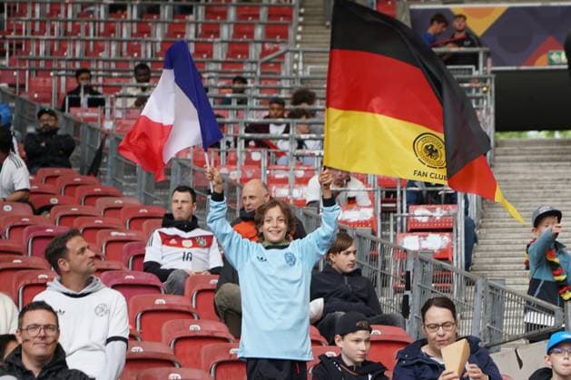 Fans warten auf die Spieler - Stuttgart 08.06.2025: Deutschland vs. Frankreich, Nations League Finals, Spiel um Platz 3, M3, MHP Arena