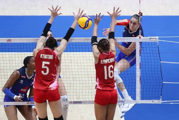 Sport Bilder des Tages (250608) -- BEIJING, June 8, 2025 -- France s Amelie Rotar (1st R) spikes the ball during the Pool 3 match between France and Thailand at the Women s Volleyball Nations League (VNL) 2025 at the National Indoor Stadium in Beijing, China, June 8, 2025. ) (SP)CHINA-BEIJING-VOLLEYBALL-VNL-FRANCE VS THAILAND (CN) LuoxYuan 