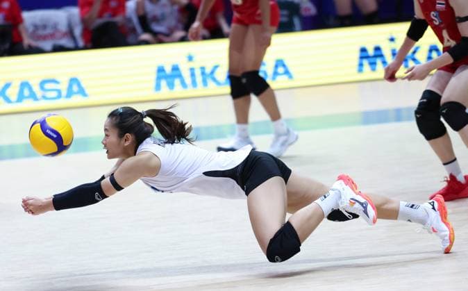 (250608) -- BEIJING, June 8, 2025 -- Thailand s Kalyarat Khamwong saves the ball during the Pool 3 match between France and Thailand at the Women s Volleyball Nations League (VNL) 2025 at the National Indoor Stadium in Beijing, China, June 8, 2025. ) (SP)CHINA-BEIJING-VOLLEYBALL-VNL-FRANCE VS THAILAND (CN) LuoxYuan 