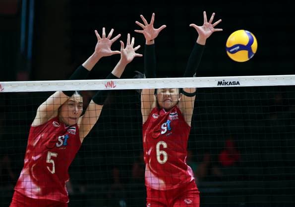 (250608) -- BEIJING, June 8, 2025 -- Thailand s Thatdao Nuekjang (L) and Warisara Seetaloed block the ball during the Pool 3 match between France and Thailand at the Women s Volleyball Nations League (VNL) 2025 at the National Indoor Stadium in Beijing, China, June 8, 2025. ) (SP)CHINA-BEIJING-VOLLEYBALL-VNL-FRANCE VS THAILAND (CN) LuoxYuan 