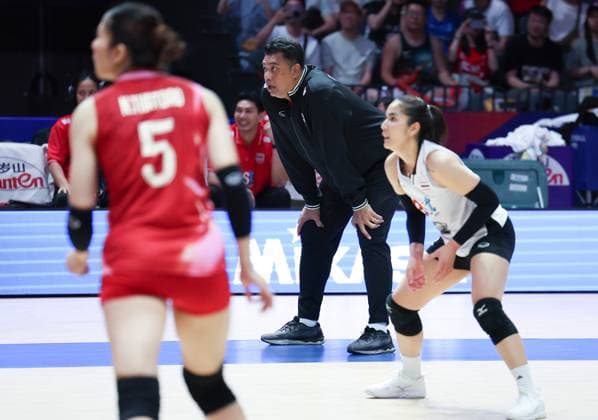 (250608) -- BEIJING, June 8, 2025 -- Kiattipong Radchatagriengkai (C), head coach of Thailand, looks on during the Pool 3 match between France and Thailand at the Women s Volleyball Nations League (VNL) 2025 at the National Indoor Stadium in Beijing, China, June 8, 2025. ) (SP)CHINA-BEIJING-VOLLEYBALL-VNL-FRANCE VS THAILAND (CN) LuoxYuan 