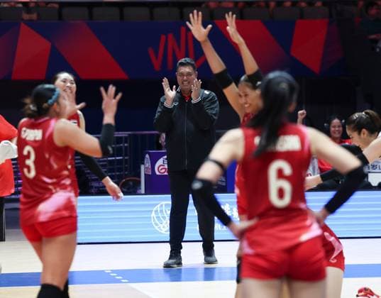 (250608) -- BEIJING, June 8, 2025 -- Kiattipong Radchatagriengkai (C), head coach of Thailand, celebrates during the Pool 3 match between France and Thailand at the Women s Volleyball Nations League (VNL) 2025 at the National Indoor Stadium in Beijing, China, June 8, 2025. ) (SP)CHINA-BEIJING-VOLLEYBALL-VNL-FRANCE VS THAILAND (CN) LuoxYuan 