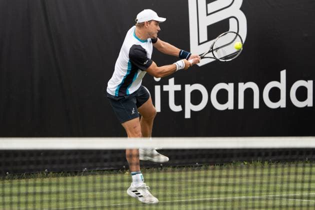 James Duckworth schlaegt einen gesprungenen Rueckhandschlag, James Duckworth vs. Nikolos Bassilaschwili, Tennis, ATP, Tennis Herren Turnier, Boss-Open, Court No. 1, Colosseum, Qualifikation, 08.06.2025, James Duckworth vs. Nikolos Bassilaschwili, Tennis, ATP-Turnier, Boss-Open, Court No. 1, Colosseum, Qualifikation, 08.06.2025, Stuttgart Copyright: xEibner-Pressefoto EdwardxCheungx EP_ECG