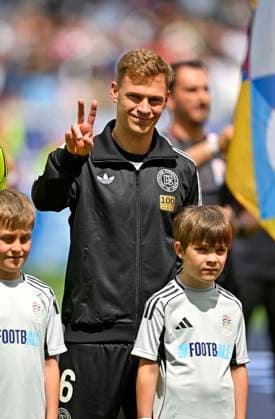 08.06.2025, Fussball UEFA Nations League 2024 25, Spiel um Platz 3, Deutschland - Frankreich, in der MHP-Arena Stuttgart, Josua Kimmich (Deutschland) grüßt