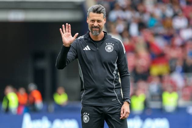 UEFA Nations League Spiel um Platz 3 - 24 25 - Deutschland - Frankreich am 08.06.2025 in der MHP Arena in Stuttgart Co-Trainer Sandro Wagner (Deutschland) winkt, verabschiedet sich vom DFB.