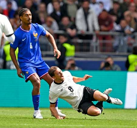 08.06.2025, Fussball UEFA Nations League 2024 25, Spiel um Platz 3, Deutschland - Frankreich, in der MHP-Arena Stuttgart, v.l. Loic Bade (Frankreich) gegen Leon Goretzka (Deutschland)