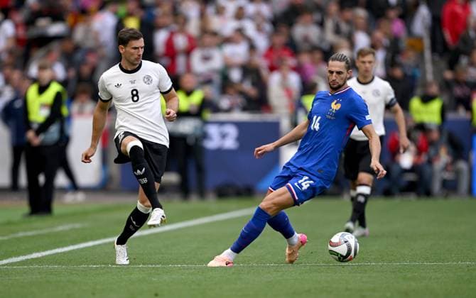FUSSBALL UEFA Nations League 2024 2025 Spiel um Platz 3 in Stuttgart Deutschland - Frankreich 08.06.2025 Leon Goretzka (li, Deutschland) gegen Lucas Digne (re, Frankreich)