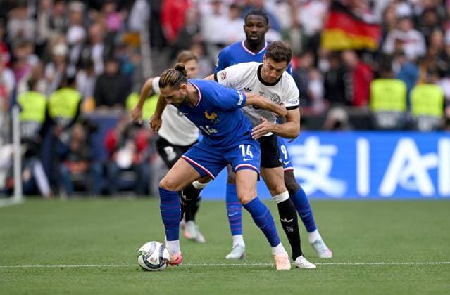 FUSSBALL UEFA Nations League 2024 2025 Spiel um Platz 3 in Stuttgart Deutschland - Frankreich 08.06.2025 Adrien Rabiot (li, Frankreich) gegen Leon Goretzka (re, Deutschland)