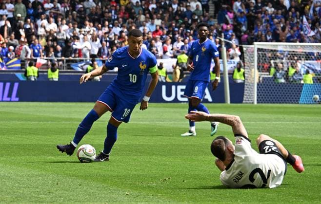 08.06.2025, xsltx, Fussball UEFA Nations League Platz 3, Deutschland - Frankreich v.l. Kylian Mbappe (Frankreich), David Raum (Deutsche Fussball Nationalmannschaft DFB) (DFL DFB REGULATIONS PROHIBIT ANY USE OF PHOTOGRAPHS as IMAGE SEQUENCES and or QUASI-VIDEO) Stuttgart