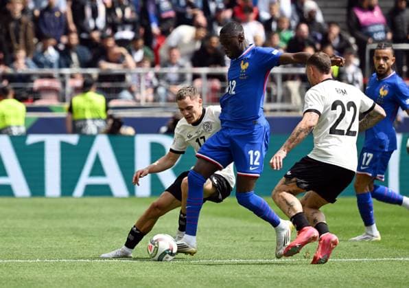 08.06.2025, xsltx, Fussball UEFA Nations League Platz 3, Deutschland - Frankreich v.l. Florian Wirtz (Deutsche Fussball Nationalmannschaft DFB), Randal Kolo Muani (Frankreich), David Raum (Deutsche Fussball Nationalmannschaft DFB) (DFL DFB REGULATIONS PROHIBIT ANY USE OF PHOTOGRAPHS as IMAGE SEQUENCES and or QUASI-VIDEO) Stuttgart