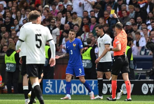 08.06.2025, xsltx, Fussball UEFA Nations League Platz 3, Deutschland - Frankreich v.l. Gelbe Karte fuer, receive a yellow card , Luca Digne (Frankreich), Leon Goretzka (Deutsche Fussball Nationalmannschaft DFB), Schiedsrichter Ivan Kruzliak (Slowakei) (DFL DFB REGULATIONS PROHIBIT ANY USE OF PHOTOGRAPHS as IMAGE SEQUENCES and or QUASI-VIDEO) Stuttgart